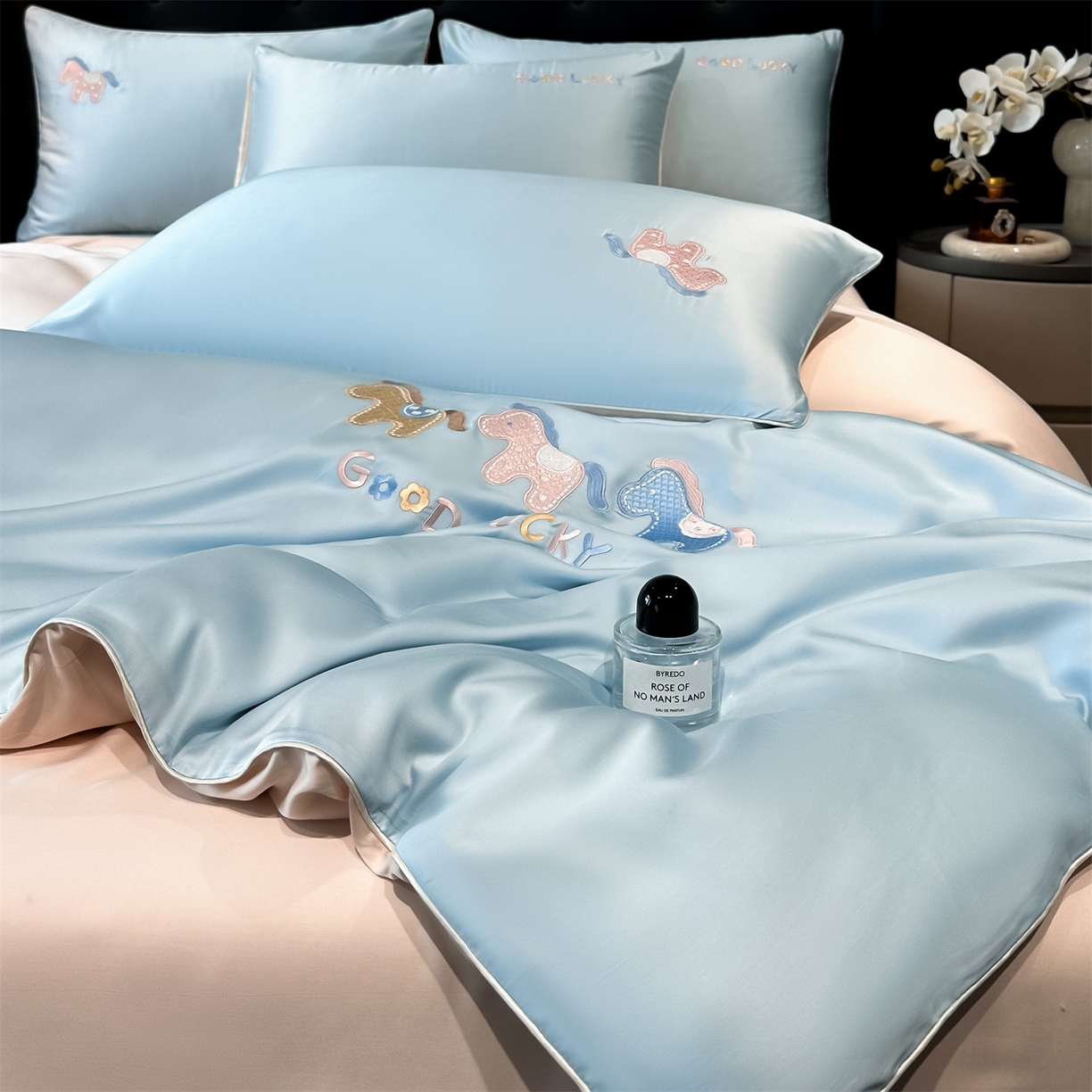 91家纺网 家纺一手货源 找家纺 小久久（小九九） 2026新款水洗冰丝刺绣以梦为马四件套 天空蓝+梧桐杏