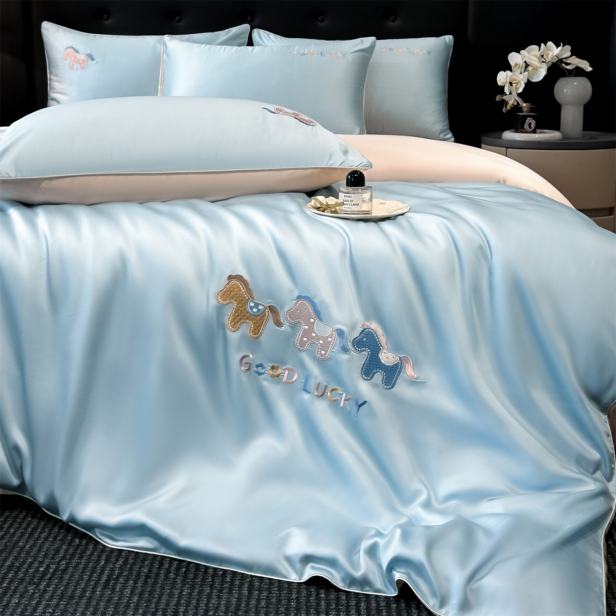 91家纺网 家纺一手货源 找家纺 小久久（小九九） 2026新款水洗冰丝刺绣以梦为马四件套 天空蓝+梧桐杏