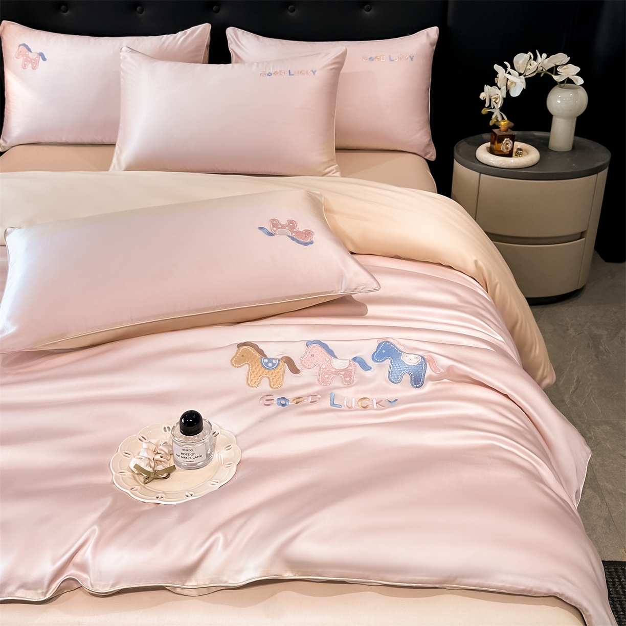 91家纺网 家纺一手货源 找家纺 小久久（小九九） 2026新款水洗冰丝刺绣以梦为马四件套 奶油粉+梧桐杏