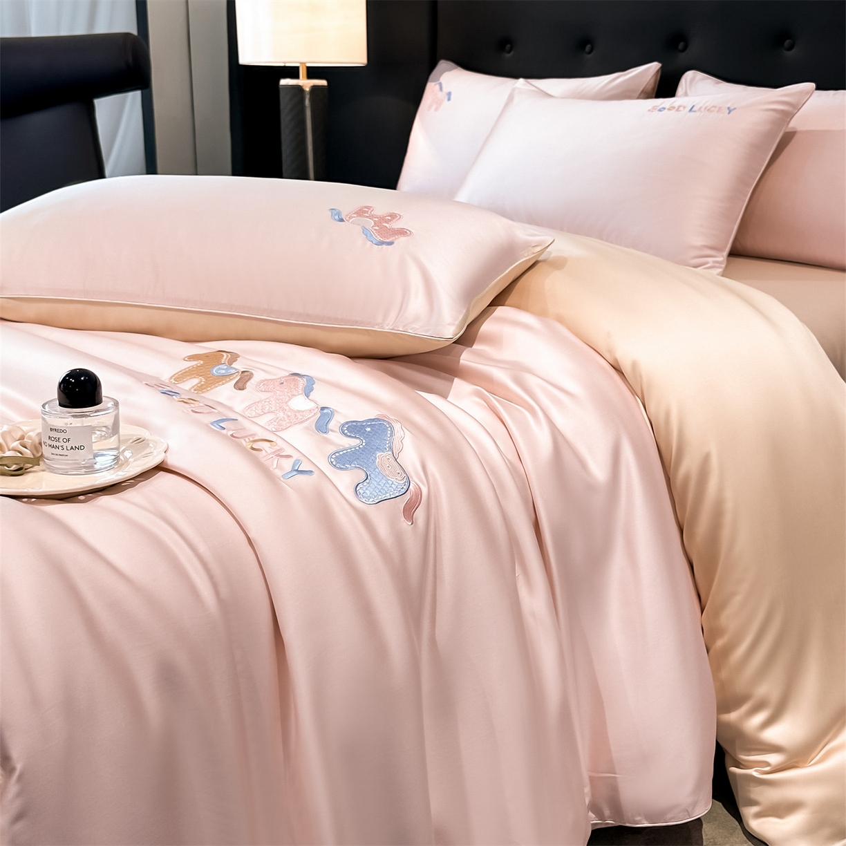 91家纺网 家纺一手货源 找家纺 小久久（小九九） 2026新款水洗冰丝刺绣以梦为马四件套 奶油粉+梧桐杏