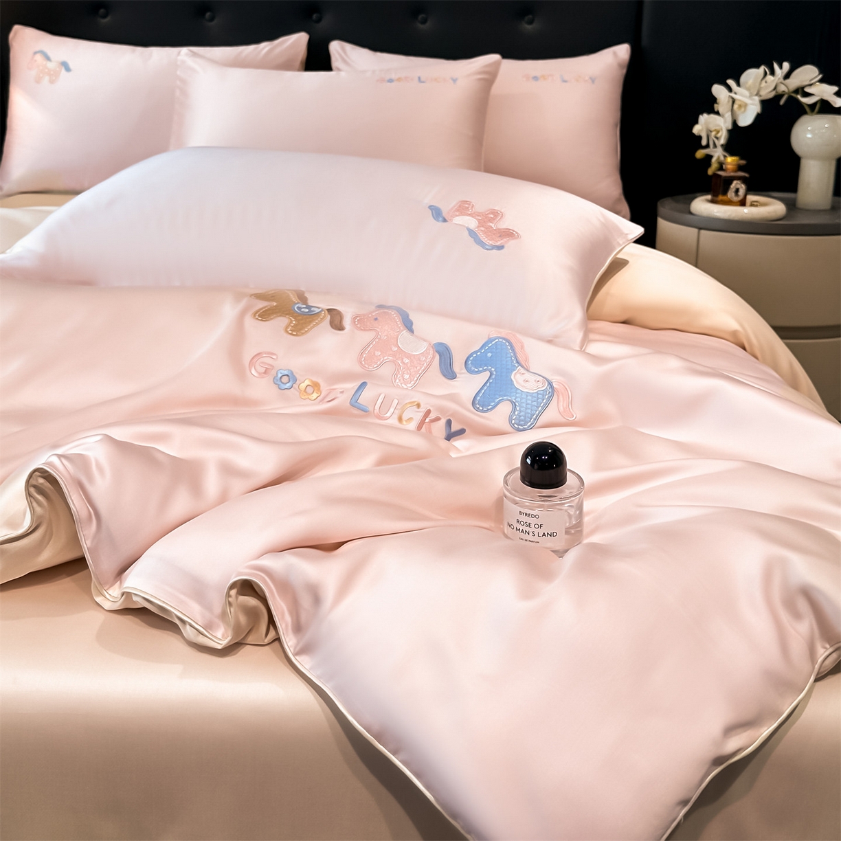 91家纺网 家纺一手货源 找家纺 小久久（小九九） 2026新款水洗冰丝刺绣以梦为马四件套 奶油粉+梧桐杏