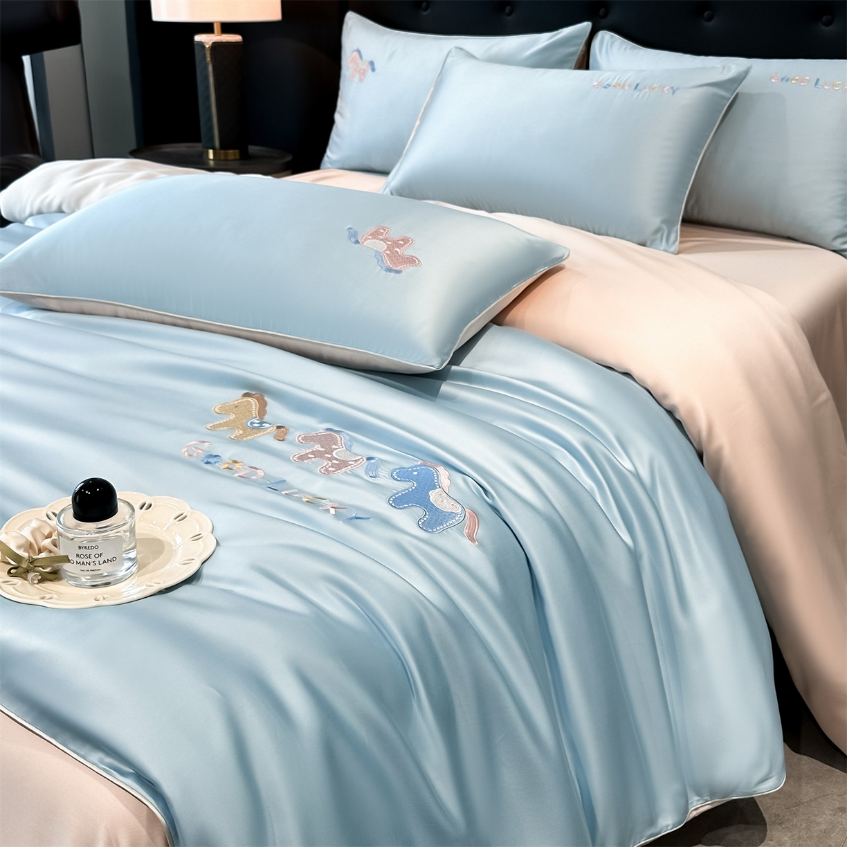 91家纺网 家纺一手货源 找家纺 小久久（小九九） 2026新款水洗冰丝刺绣以梦为马四件套 天空蓝+梧桐杏