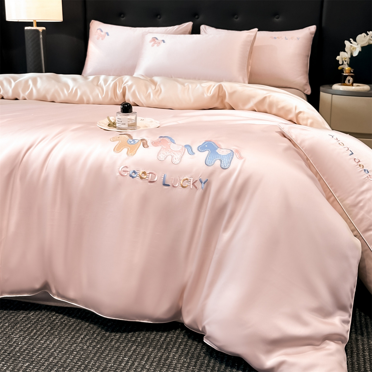 91家纺网 家纺一手货源 找家纺 小久久（小九九） 2026新款水洗冰丝刺绣以梦为马四件套 奶油粉+梧桐杏