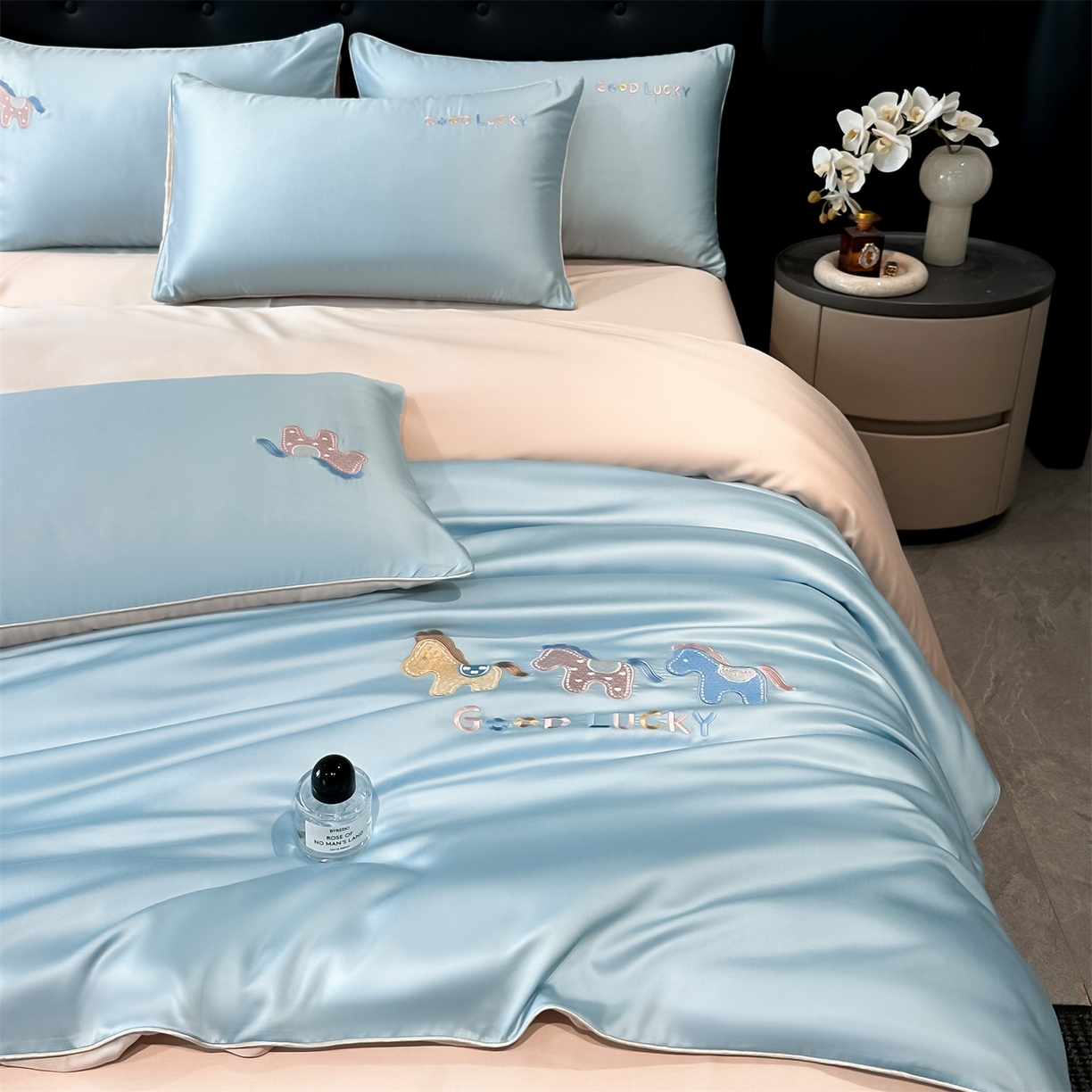 91家纺网 家纺一手货源 找家纺 小久久（小九九） 2026新款水洗冰丝刺绣以梦为马四件套 天空蓝+梧桐杏