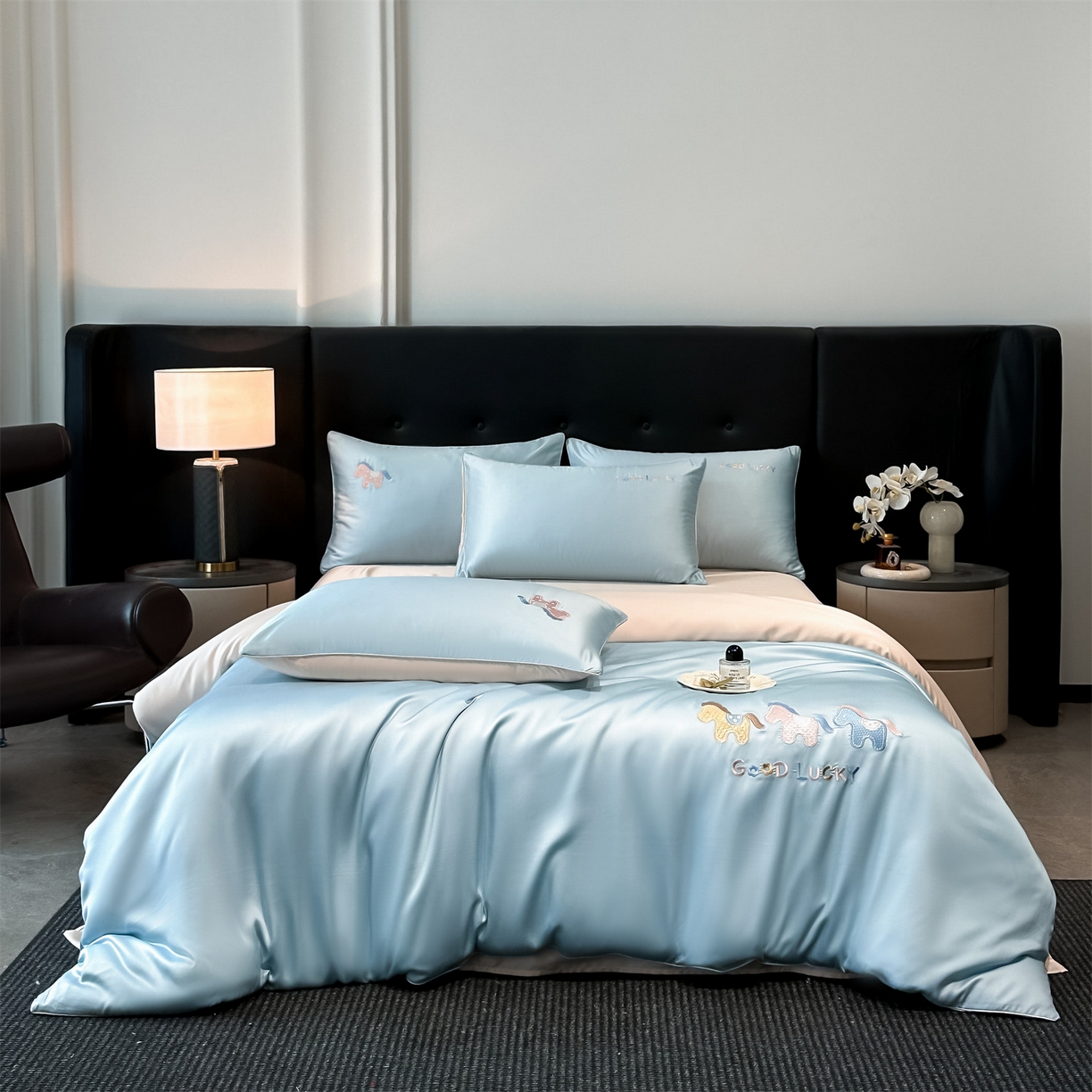 91家纺网 家纺一手货源 找家纺 小久久（小九九） 2026新款水洗冰丝刺绣以梦为马四件套 天空蓝+梧桐杏