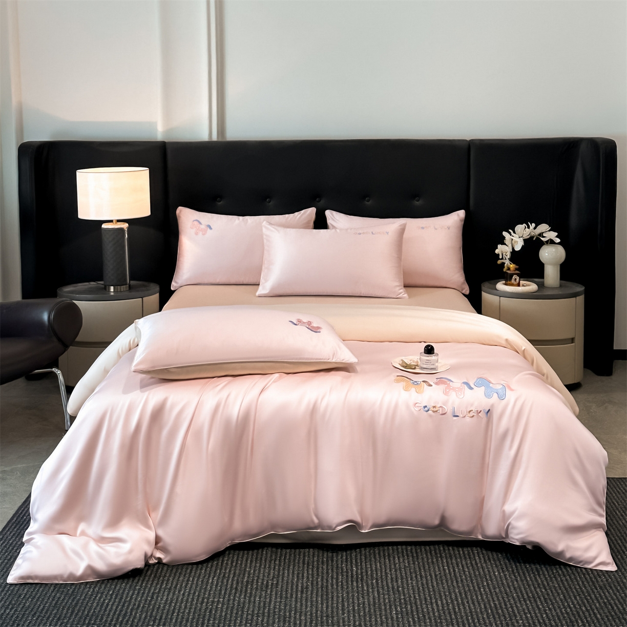 91家纺网 家纺一手货源 找家纺 小久久（小九九） 2026新款水洗冰丝刺绣以梦为马四件套 奶油粉+梧桐杏