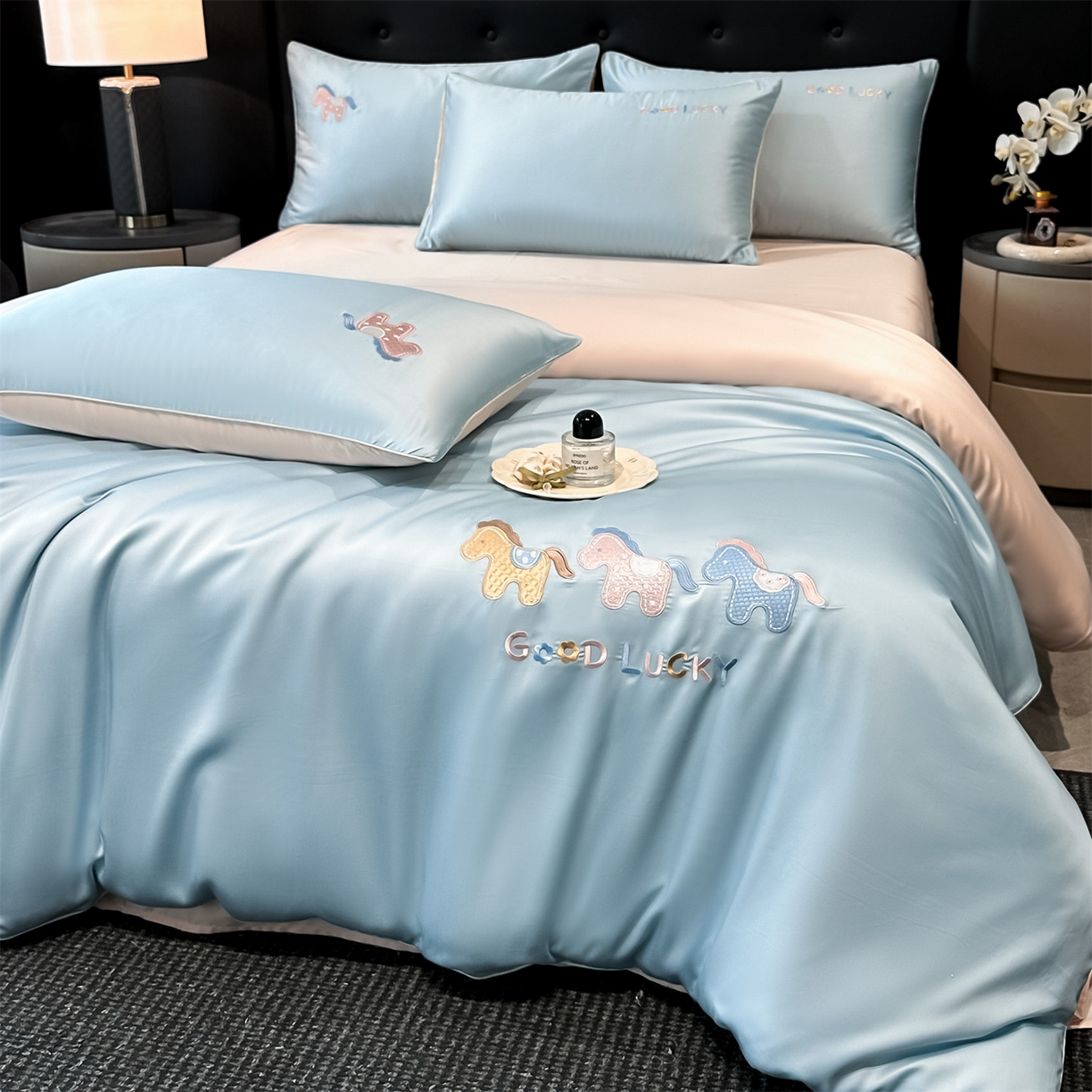 91家纺网 家纺一手货源 找家纺 小久久（小九九） 2026新款水洗冰丝刺绣以梦为马四件套 天空蓝+梧桐杏