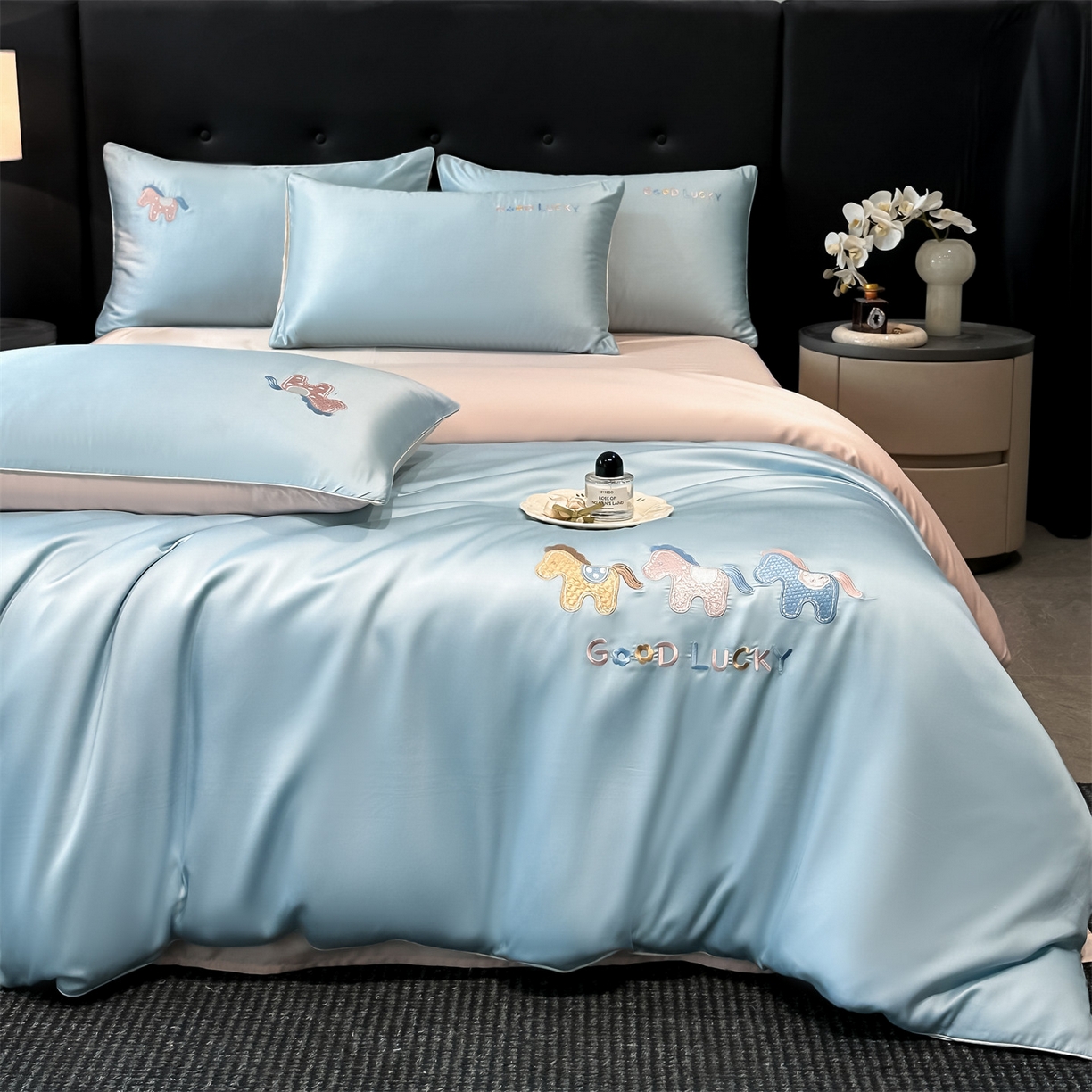 91家纺网 家纺一手货源 找家纺 小久久（小九九） 2026新款水洗冰丝刺绣以梦为马四件套 天空蓝+梧桐杏