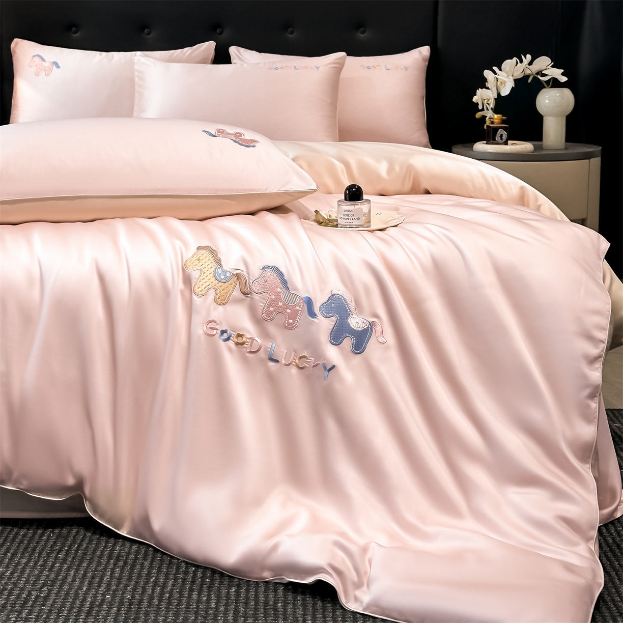 91家纺网 家纺一手货源 找家纺 小久久（小九九） 2026新款水洗冰丝刺绣以梦为马四件套 奶油粉+梧桐杏