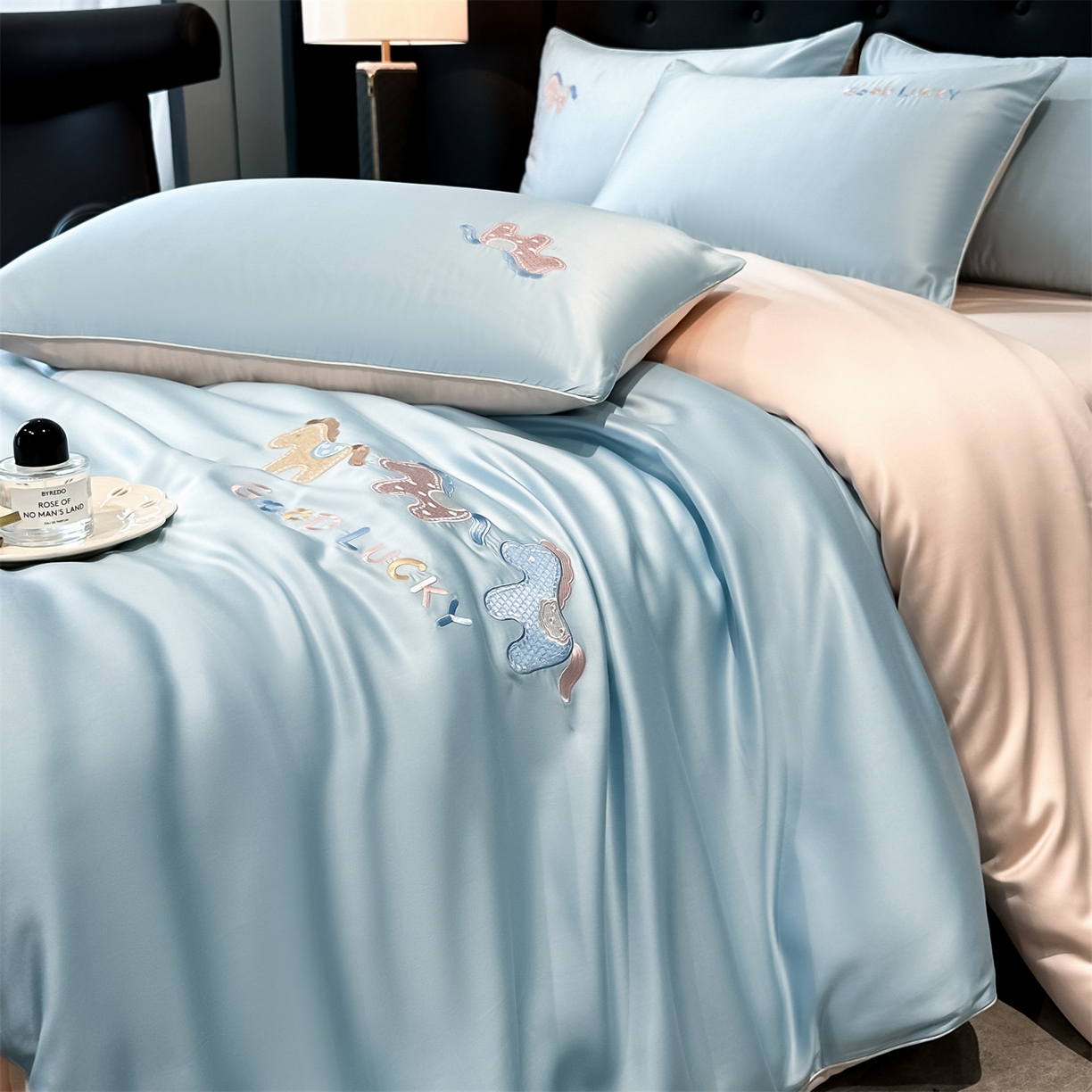 91家纺网 家纺一手货源 找家纺 小久久（小九九） 2026新款水洗冰丝刺绣以梦为马四件套 天空蓝+梧桐杏