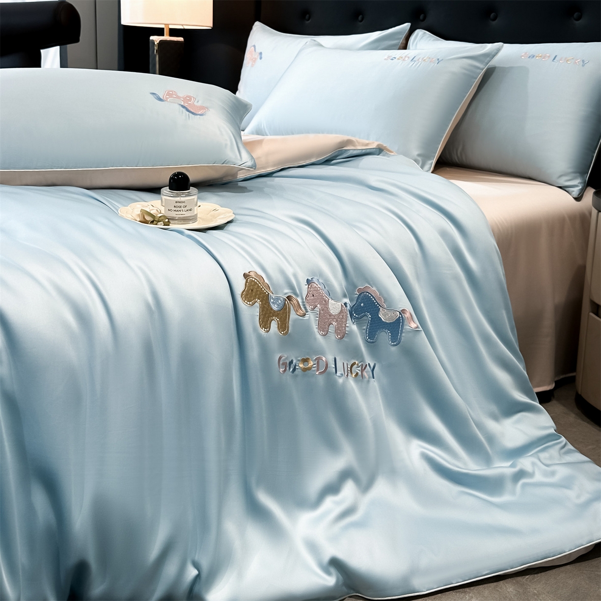 91家纺网 家纺一手货源 找家纺 小久久（小九九） 2026新款水洗冰丝刺绣以梦为马四件套 天空蓝+梧桐杏