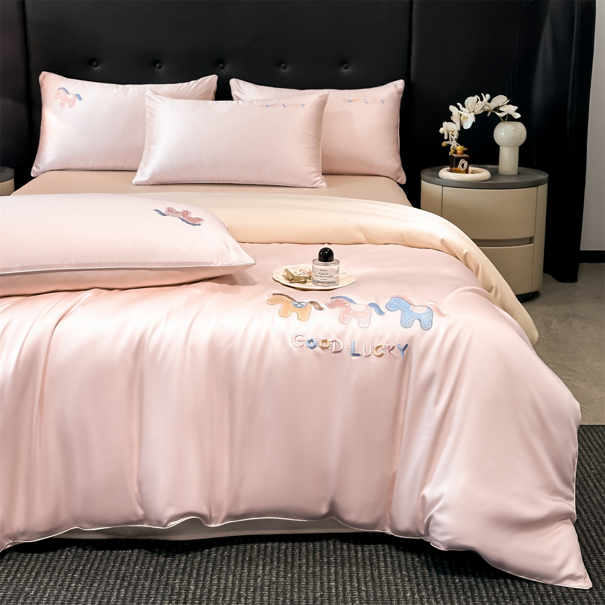 91家纺网 家纺一手货源 找家纺 小久久（小九九） 2026新款水洗冰丝刺绣以梦为马四件套 奶油粉+梧桐杏