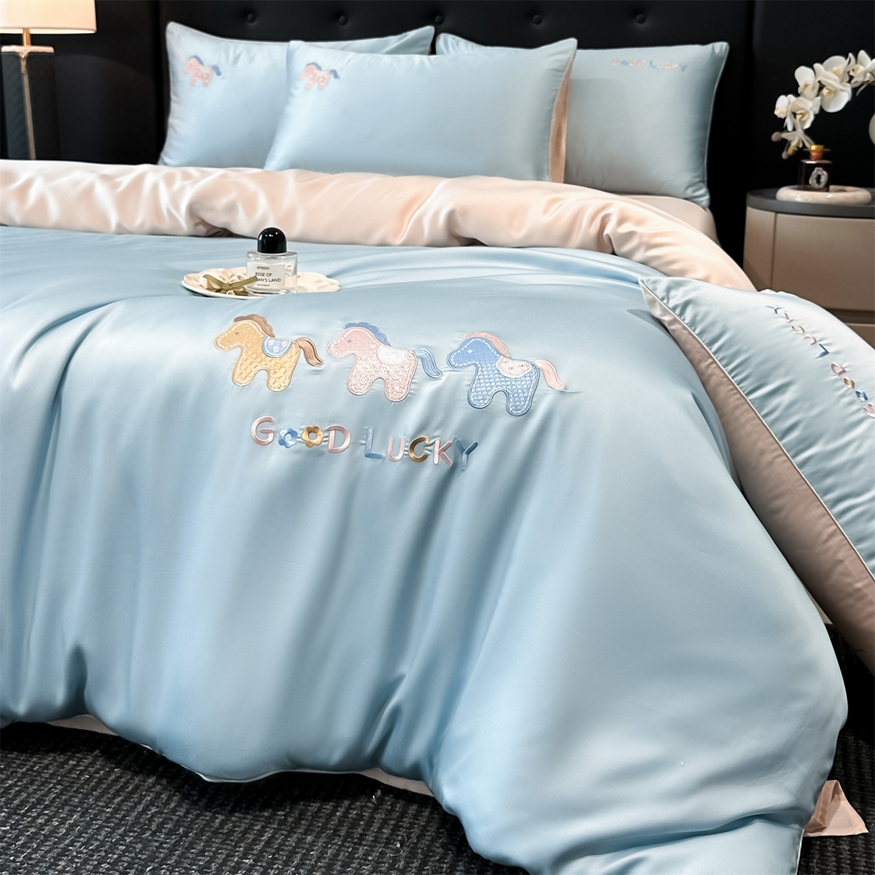 91家纺网 家纺一手货源 找家纺 小久久（小九九） 2026新款水洗冰丝刺绣以梦为马四件套 天空蓝+梧桐杏