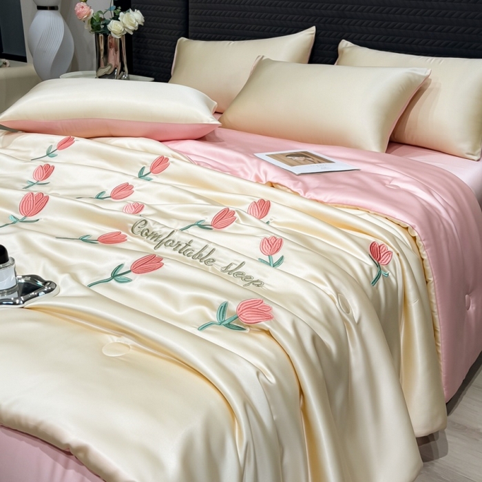 91家纺网 家纺一手货源 找家纺 爱彼家纺 2026夏季新款水洗冰丝轻奢刺绣凉感夏被夏凉被空调被 花朵-奶白粉