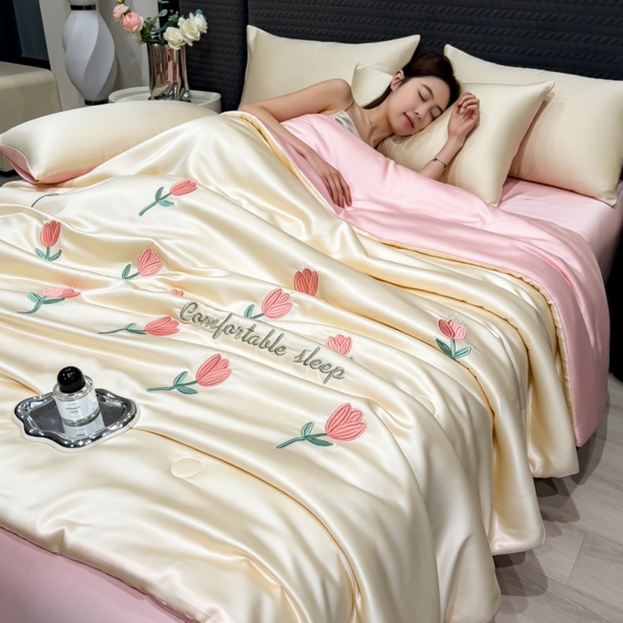 爱彼家纺 2026夏季新款水洗冰丝轻奢刺绣凉感夏被夏凉被空调被 花朵-奶白粉