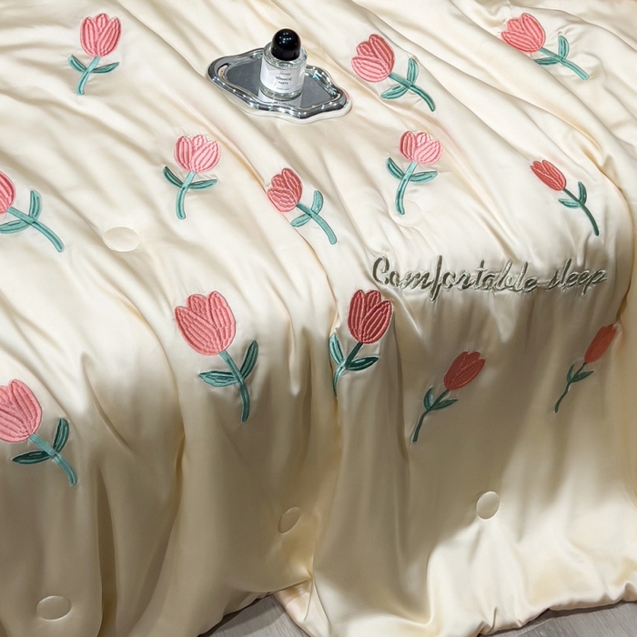 91家纺网 家纺一手货源 找家纺 爱彼家纺 2026夏季新款水洗冰丝轻奢刺绣凉感夏被夏凉被空调被 花朵-奶白粉