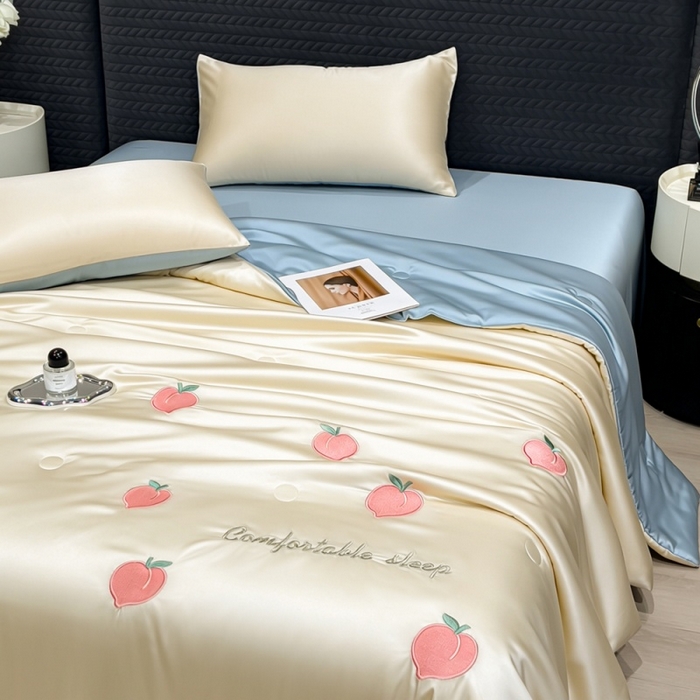 91家纺网 家纺一手货源 找家纺 爱彼家纺 2026夏季新款水洗冰丝轻奢刺绣凉感夏被夏凉被空调被 桃子-奶白蓝