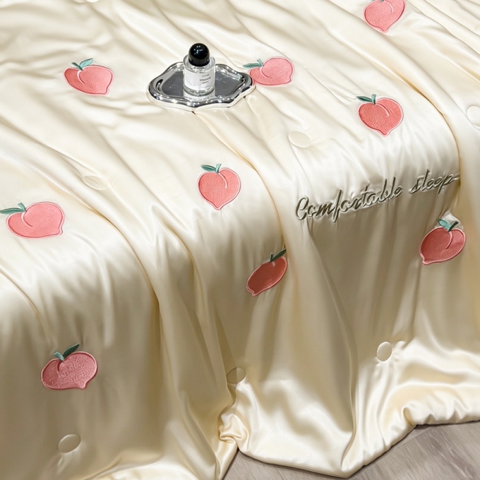 91家纺网 家纺一手货源 找家纺 爱彼家纺 2026夏季新款水洗冰丝轻奢刺绣凉感夏被夏凉被空调被 桃子-奶白蓝