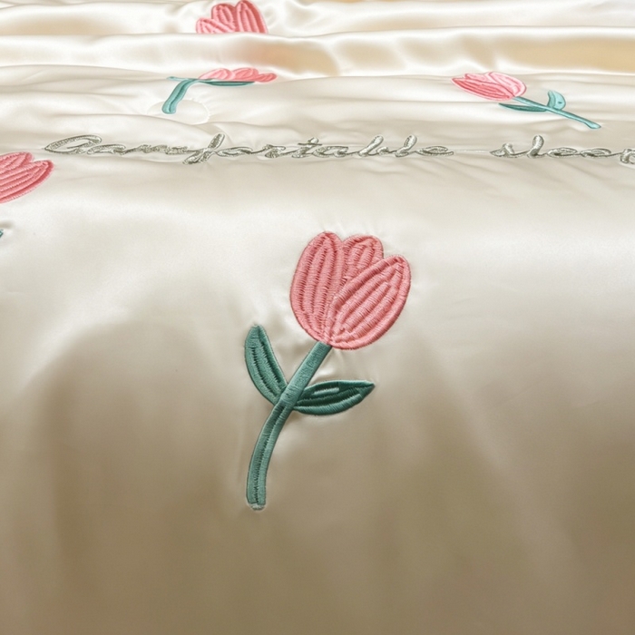 91家纺网 家纺一手货源 找家纺 爱彼家纺 2026夏季新款水洗冰丝轻奢刺绣凉感夏被夏凉被空调被 花朵-奶白粉