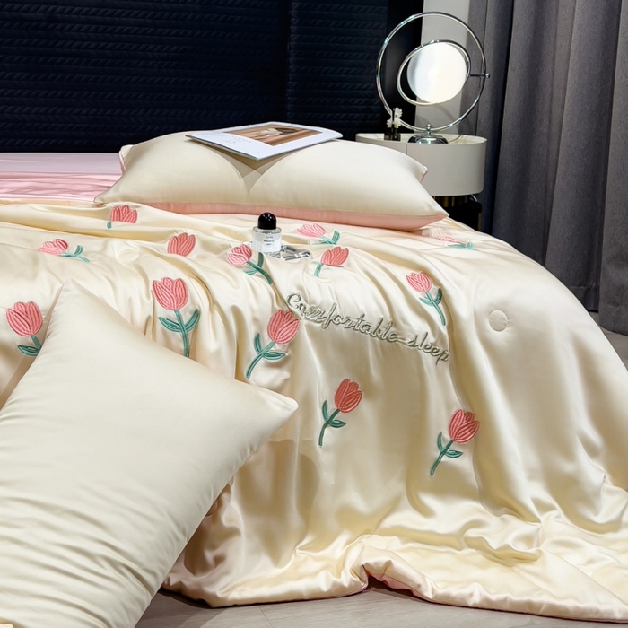 91家纺网 家纺一手货源 找家纺 爱彼家纺 2026夏季新款水洗冰丝轻奢刺绣凉感夏被夏凉被空调被 花朵-奶白粉