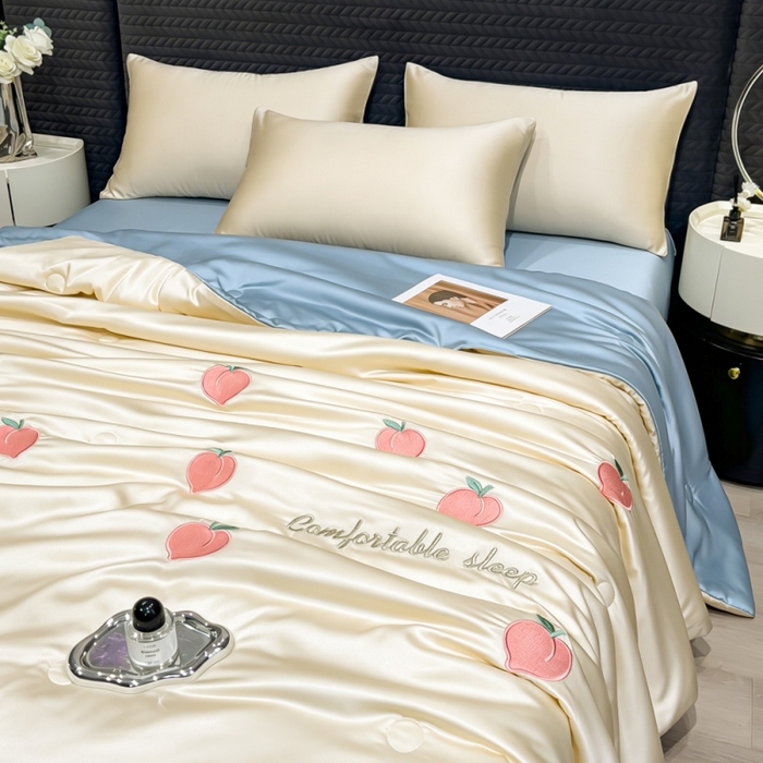 91家纺网 家纺一手货源 找家纺 爱彼家纺 2026夏季新款水洗冰丝轻奢刺绣凉感夏被夏凉被空调被 桃子-奶白蓝