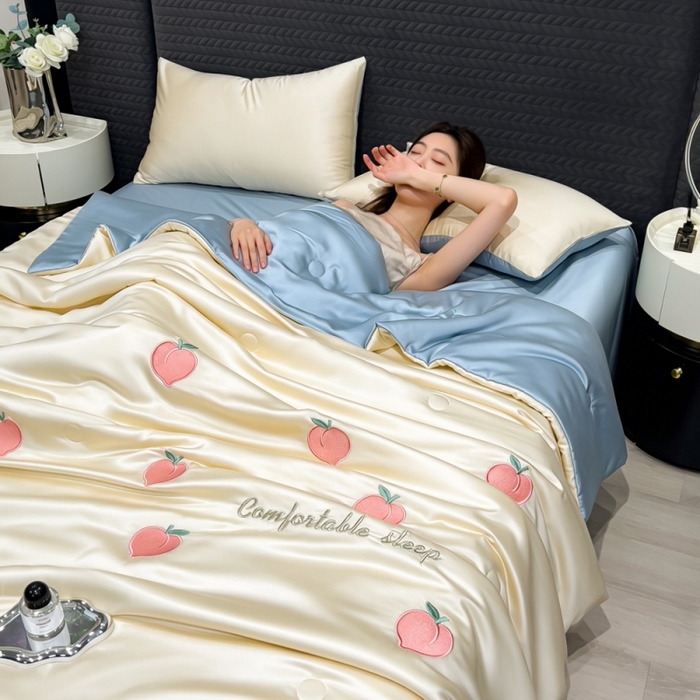 91家纺网 家纺一手货源 找家纺 爱彼家纺 2026夏季新款水洗冰丝轻奢刺绣凉感夏被夏凉被空调被 桃子-奶白蓝