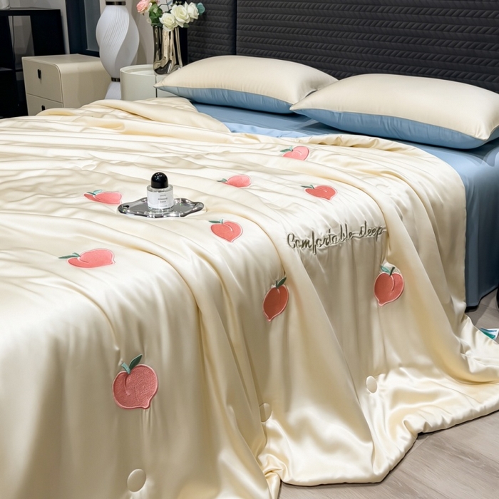 91家纺网 家纺一手货源 找家纺 爱彼家纺 2026夏季新款水洗冰丝轻奢刺绣凉感夏被夏凉被空调被 桃子-奶白蓝