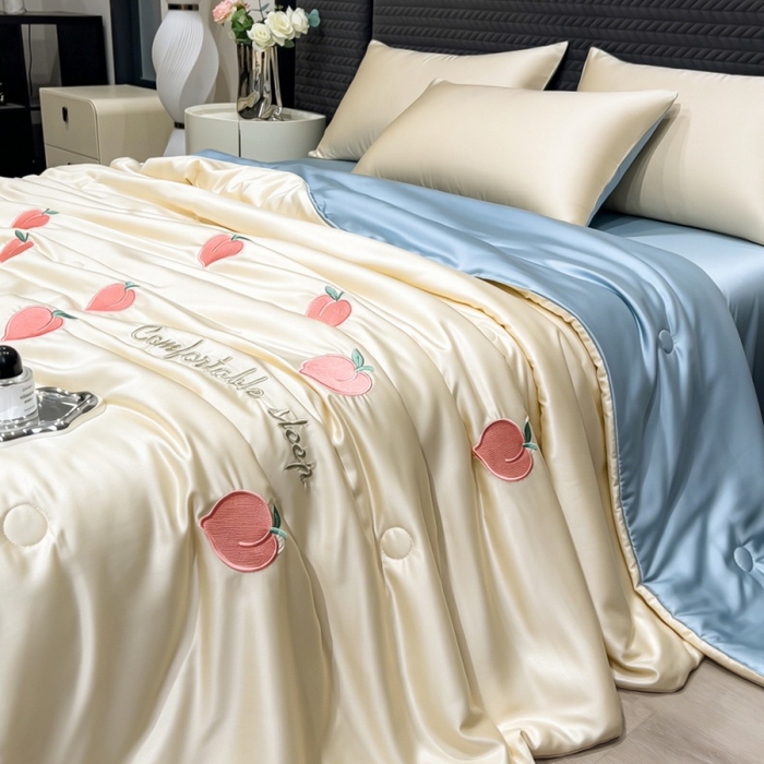 91家纺网 家纺一手货源 找家纺 爱彼家纺 2026夏季新款水洗冰丝轻奢刺绣凉感夏被夏凉被空调被 桃子-奶白蓝