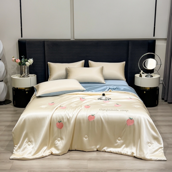 91家纺网 家纺一手货源 找家纺 爱彼家纺 2026夏季新款水洗冰丝轻奢刺绣凉感夏被夏凉被空调被 桃子-奶白蓝