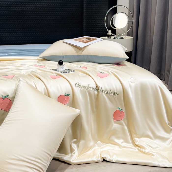 91家纺网 家纺一手货源 找家纺 爱彼家纺 2026夏季新款水洗冰丝轻奢刺绣凉感夏被夏凉被空调被 桃子-奶白蓝