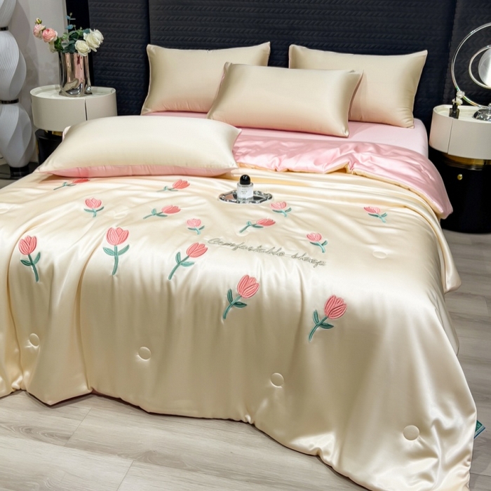 91家纺网 家纺一手货源 找家纺 爱彼家纺 2026夏季新款水洗冰丝轻奢刺绣凉感夏被夏凉被空调被 花朵-奶白粉