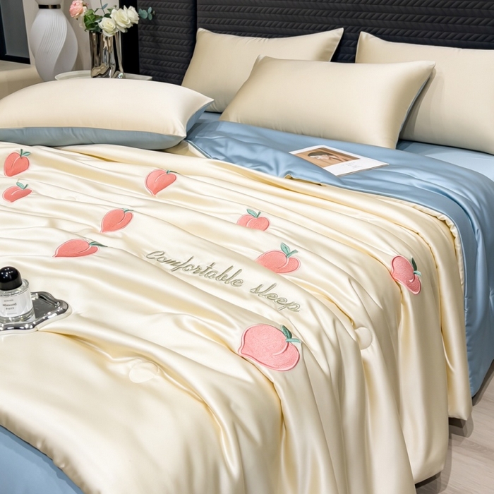 91家纺网 家纺一手货源 找家纺 爱彼家纺 2026夏季新款水洗冰丝轻奢刺绣凉感夏被夏凉被空调被 桃子-奶白蓝