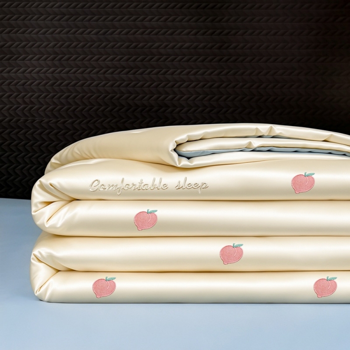 91家纺网 家纺一手货源 找家纺 爱彼家纺 2026夏季新款水洗冰丝轻奢刺绣凉感夏被夏凉被空调被 桃子-奶白蓝