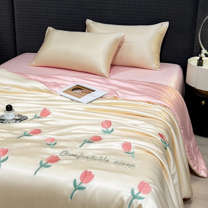 91家纺网 家纺一手货源 找家纺 爱彼家纺 2026夏季新款水洗冰丝轻奢刺绣凉感夏被夏凉被空调被 花朵-奶白粉