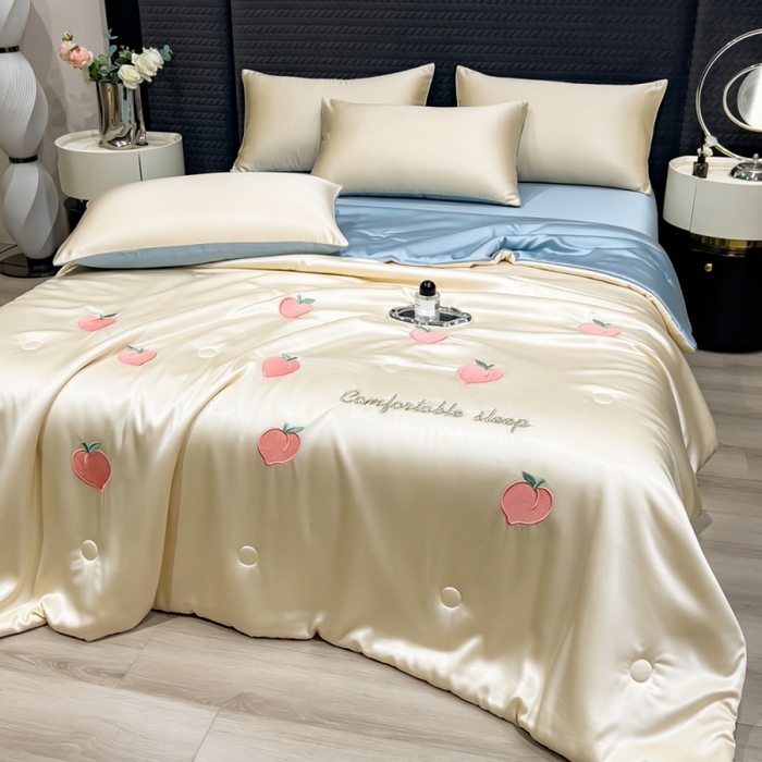 91家纺网 家纺一手货源 找家纺 爱彼家纺 2026夏季新款水洗冰丝轻奢刺绣凉感夏被夏凉被空调被 桃子-奶白蓝