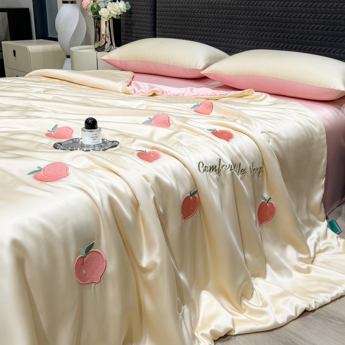 91家纺网 家纺一手货源 找家纺 爱彼家纺 2026夏季新款水洗冰丝轻奢刺绣凉感夏被夏凉被空调被 桃子-奶白粉