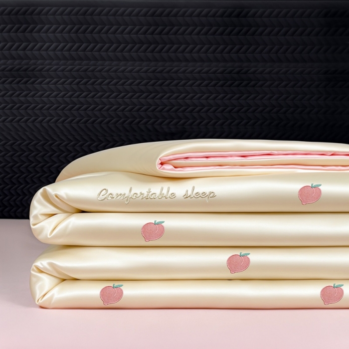 91家纺网 家纺一手货源 找家纺 爱彼家纺 2026夏季新款水洗冰丝轻奢刺绣凉感夏被夏凉被空调被 桃子-奶白粉