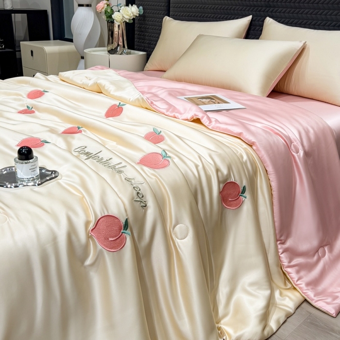 91家纺网 家纺一手货源 找家纺 爱彼家纺 2026夏季新款水洗冰丝轻奢刺绣凉感夏被夏凉被空调被 桃子-奶白粉