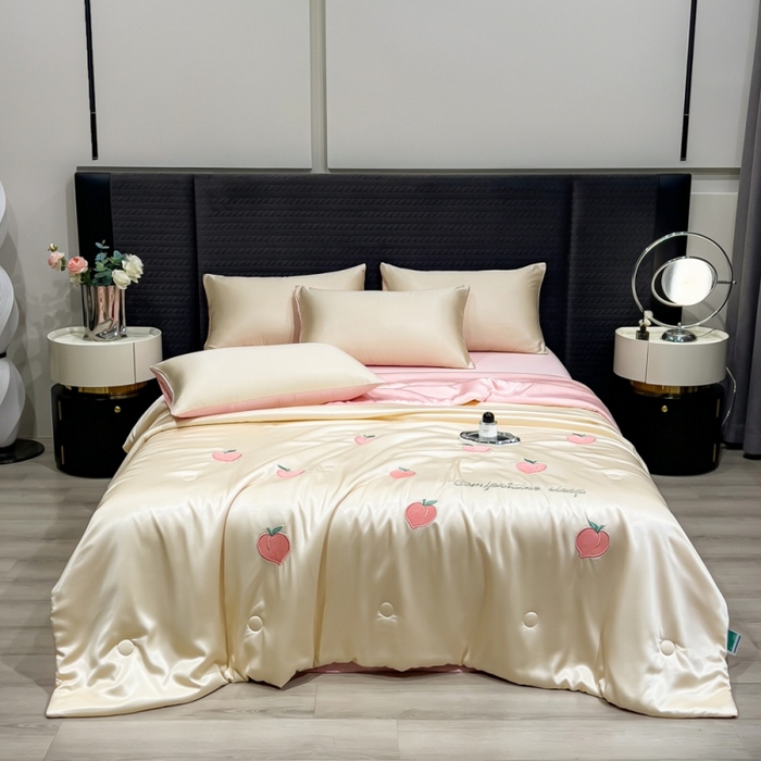 91家纺网 家纺一手货源 找家纺 爱彼家纺 2026夏季新款水洗冰丝轻奢刺绣凉感夏被夏凉被空调被 桃子-奶白粉