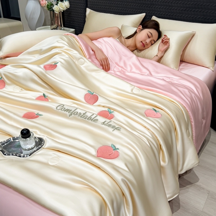 爱彼家纺 2026夏季新款水洗冰丝轻奢刺绣凉感夏被夏凉被空调被 桃子-奶白粉