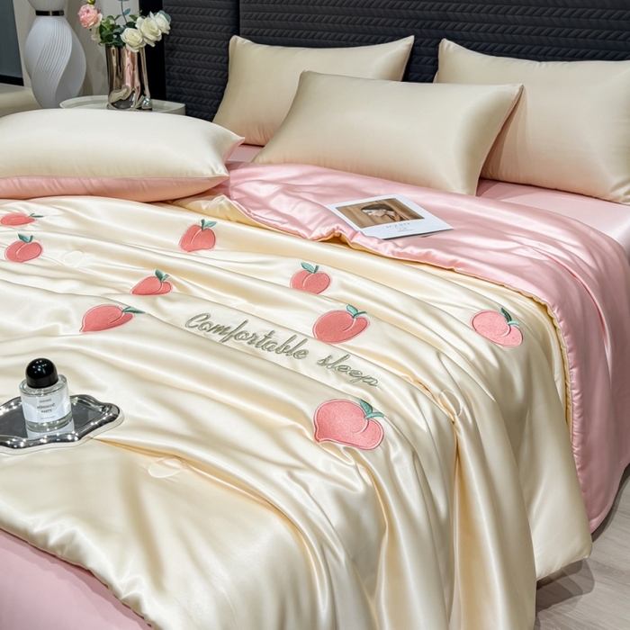 91家纺网 家纺一手货源 找家纺 爱彼家纺 2026夏季新款水洗冰丝轻奢刺绣凉感夏被夏凉被空调被 桃子-奶白粉