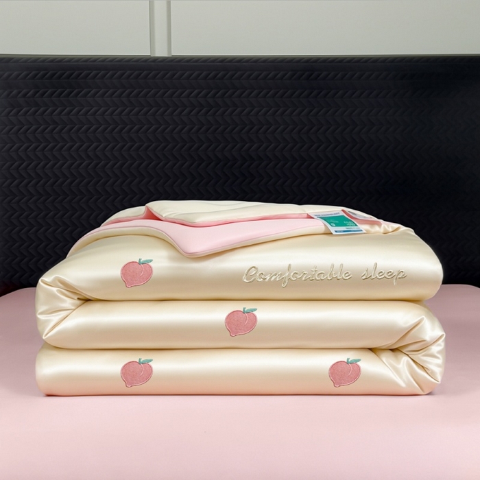 91家纺网 家纺一手货源 找家纺 爱彼家纺 2026夏季新款水洗冰丝轻奢刺绣凉感夏被夏凉被空调被 桃子-奶白粉