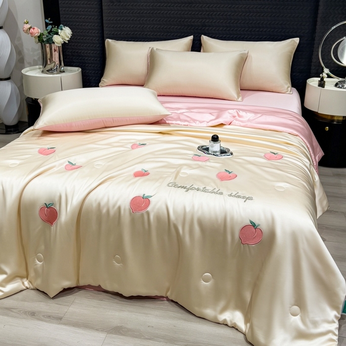 91家纺网 家纺一手货源 找家纺 爱彼家纺 2026夏季新款水洗冰丝轻奢刺绣凉感夏被夏凉被空调被 桃子-奶白粉