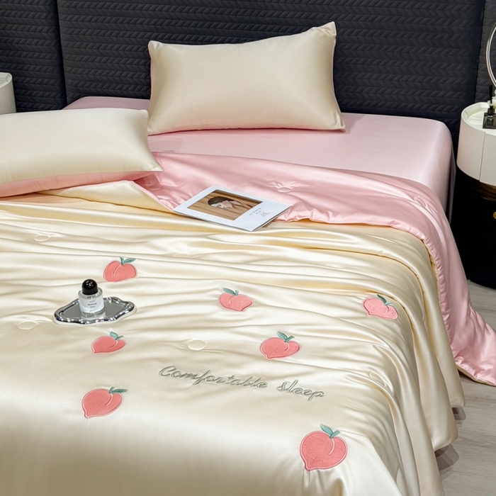 91家纺网 家纺一手货源 找家纺 爱彼家纺 2026夏季新款水洗冰丝轻奢刺绣凉感夏被夏凉被空调被 桃子-奶白粉