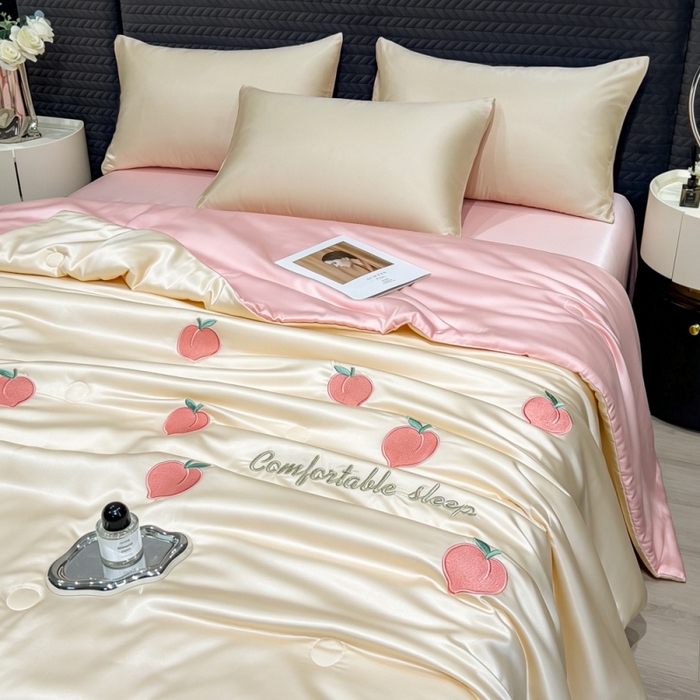 91家纺网 家纺一手货源 找家纺 爱彼家纺 2026夏季新款水洗冰丝轻奢刺绣凉感夏被夏凉被空调被 桃子-奶白粉