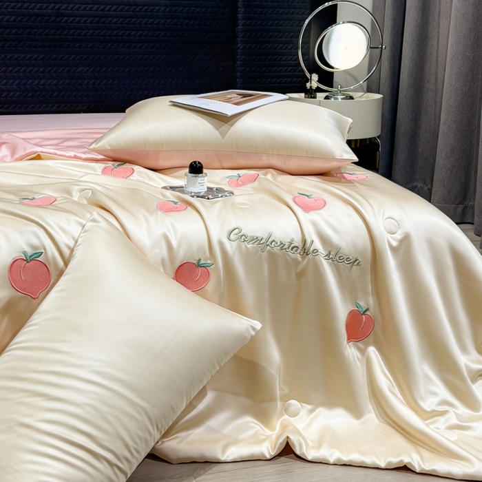 91家纺网 家纺一手货源 找家纺 爱彼家纺 2026夏季新款水洗冰丝轻奢刺绣凉感夏被夏凉被空调被 桃子-奶白粉