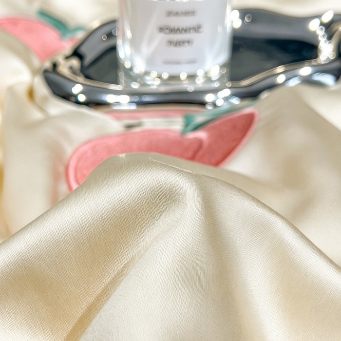 91家纺网 家纺一手货源 找家纺 爱彼家纺 2026夏季新款水洗冰丝轻奢刺绣凉感夏被夏凉被空调被 桃子-奶白粉