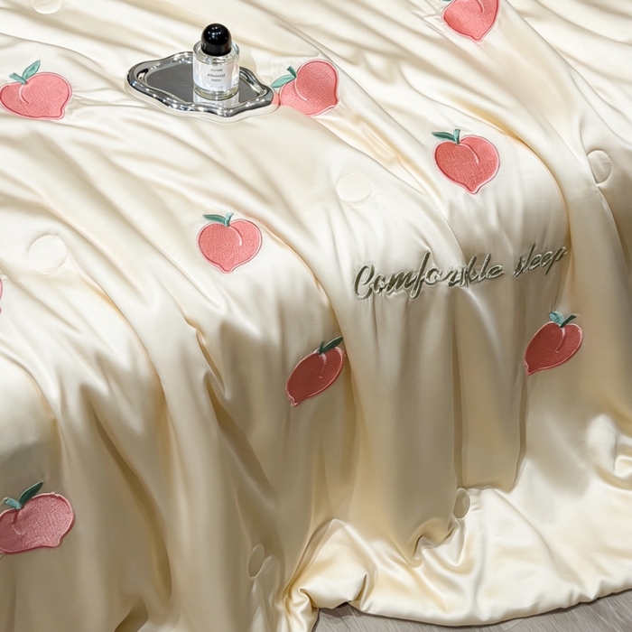 91家纺网 家纺一手货源 找家纺 爱彼家纺 2026夏季新款水洗冰丝轻奢刺绣凉感夏被夏凉被空调被 桃子-奶白粉