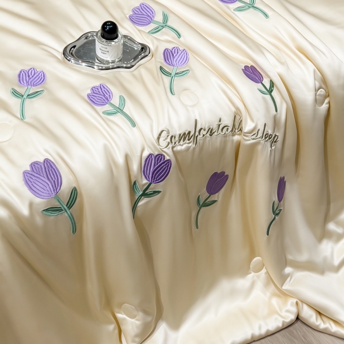 91家纺网 家纺一手货源 找家纺 爱彼家纺 2026夏季新款水洗冰丝轻奢刺绣凉感夏被夏凉被空调被 花朵-奶白紫