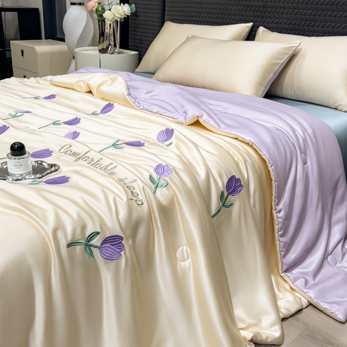 91家纺网 家纺一手货源 找家纺 爱彼家纺 2026夏季新款水洗冰丝轻奢刺绣凉感夏被夏凉被空调被 花朵-奶白紫